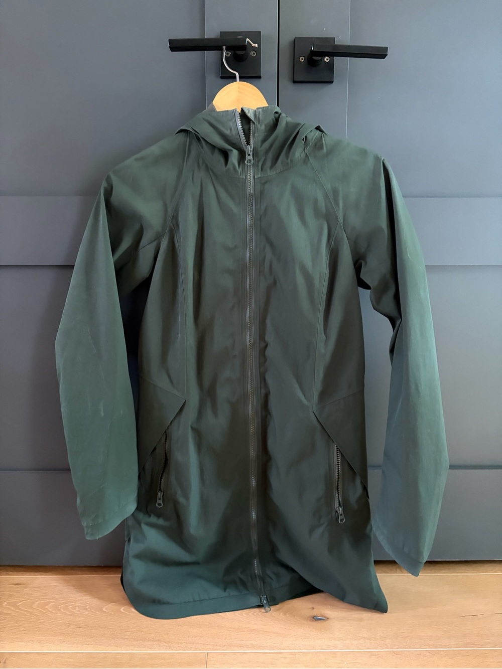 lululemon athletica Women's Hooded Raincoat - Dark Green